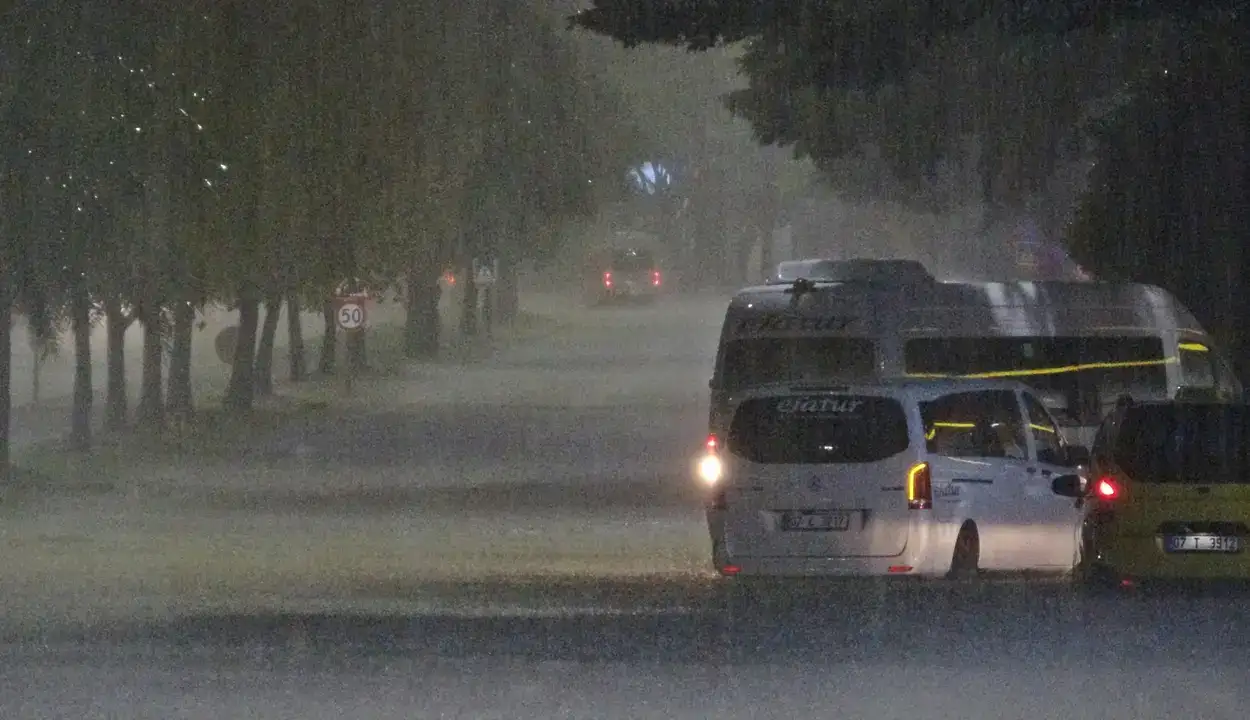 Araçlar Mahsur Kaldı, Vatandaş Duraklara Sığındı 9